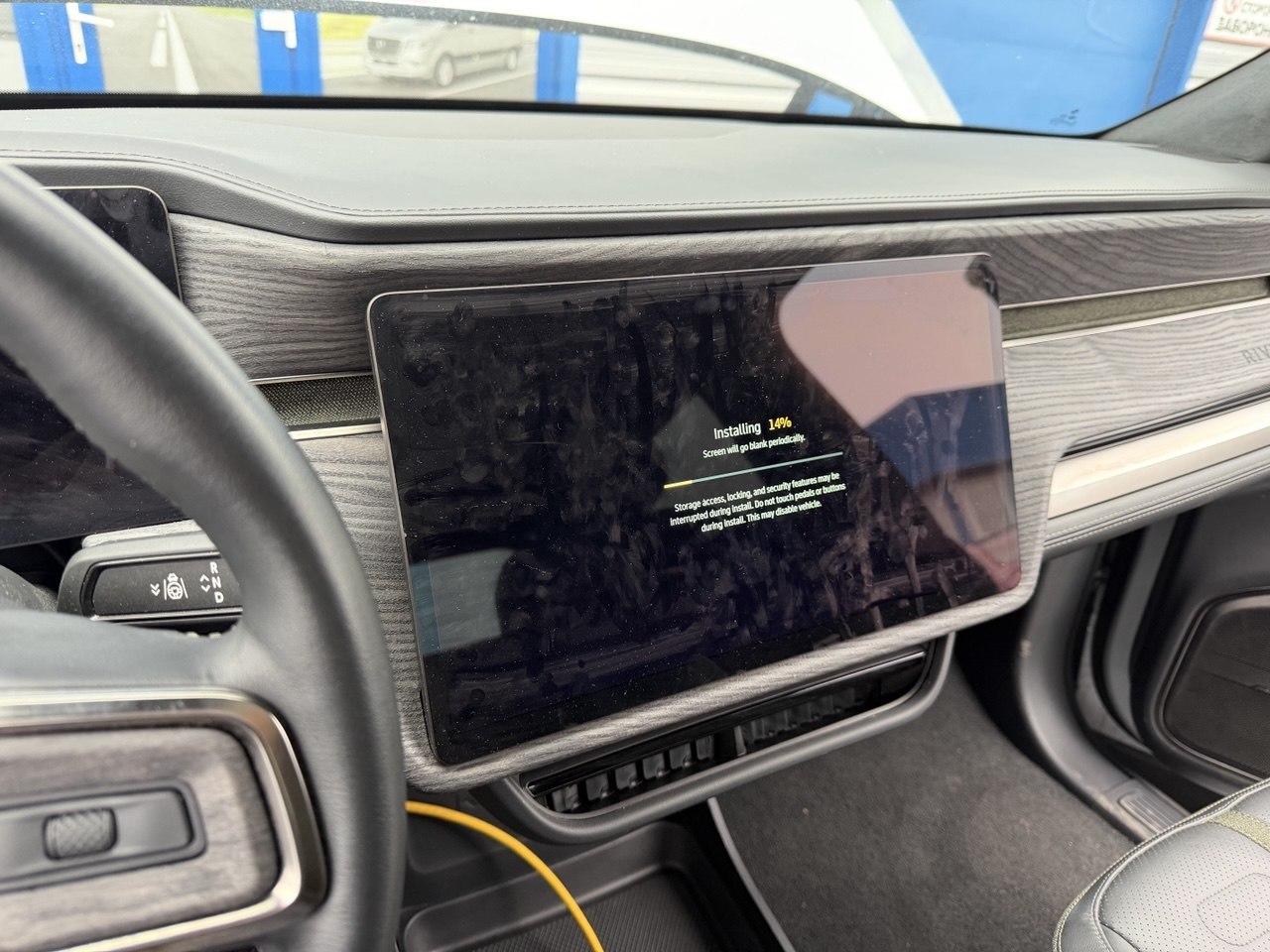 Установка обновления на центральном экране Tesla в мастерской